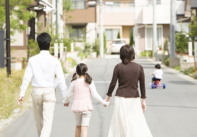 住宅地に住む家族